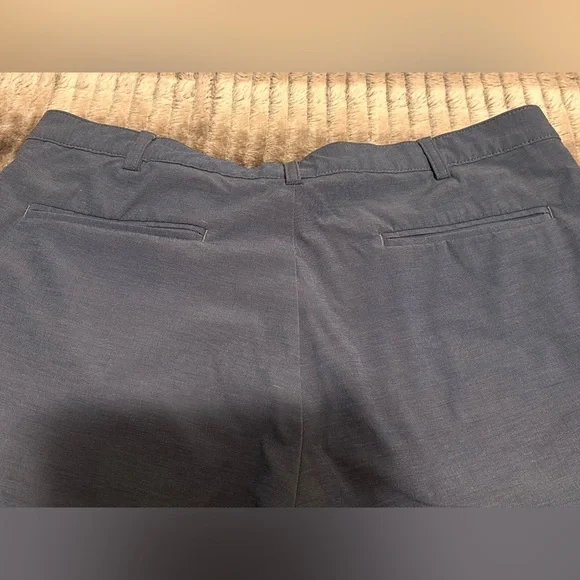 IZOD Golf Men’s Shorts 
Size 36 - Picture 3 of 8